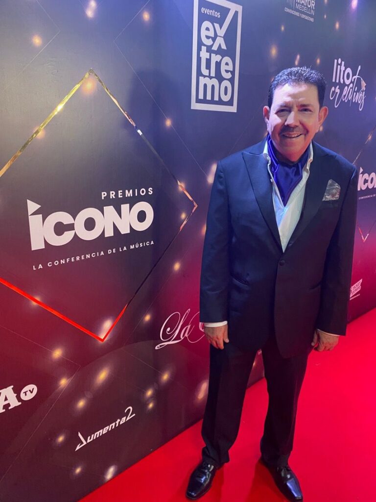 Otto Serge recibiendo la distinción Ícono Vallenato 2023 en Medellín